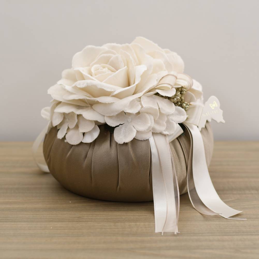 Puffo medio seta tortora con 2 rose, ortensie velluto e nastri. Fiori di lena