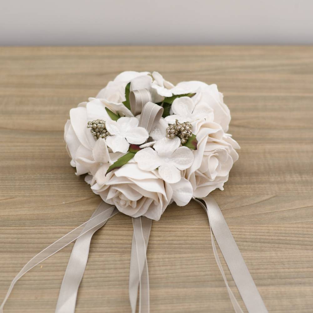 Girocandela con 5 rose, ortensie velluto e nastri. Fiori di lena