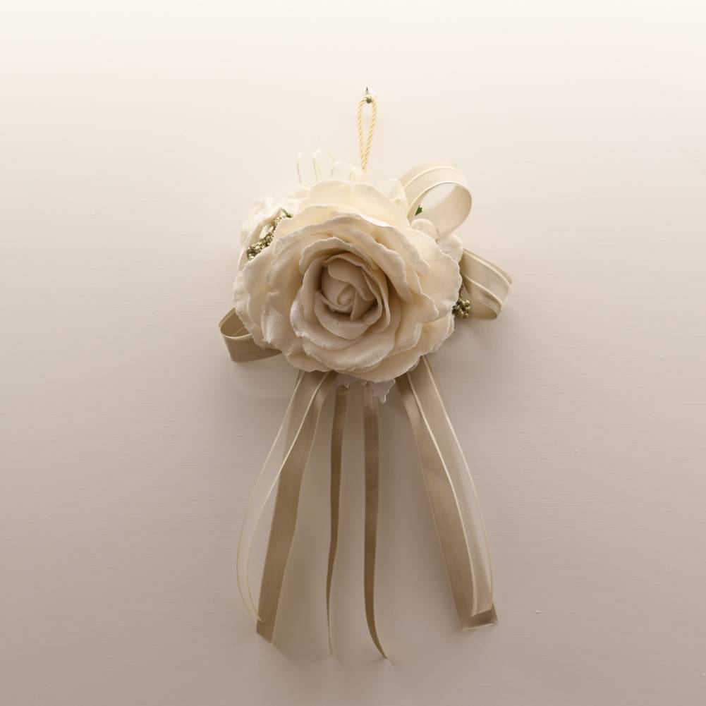 Fiocco da appendere con 1 rosa, ortensie velluto e nastri tortora. Fiori di lena