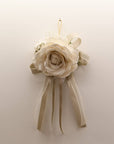 Fiocco da appendere con 1 rosa, ortensie velluto e nastri tortora. Fiori di lena