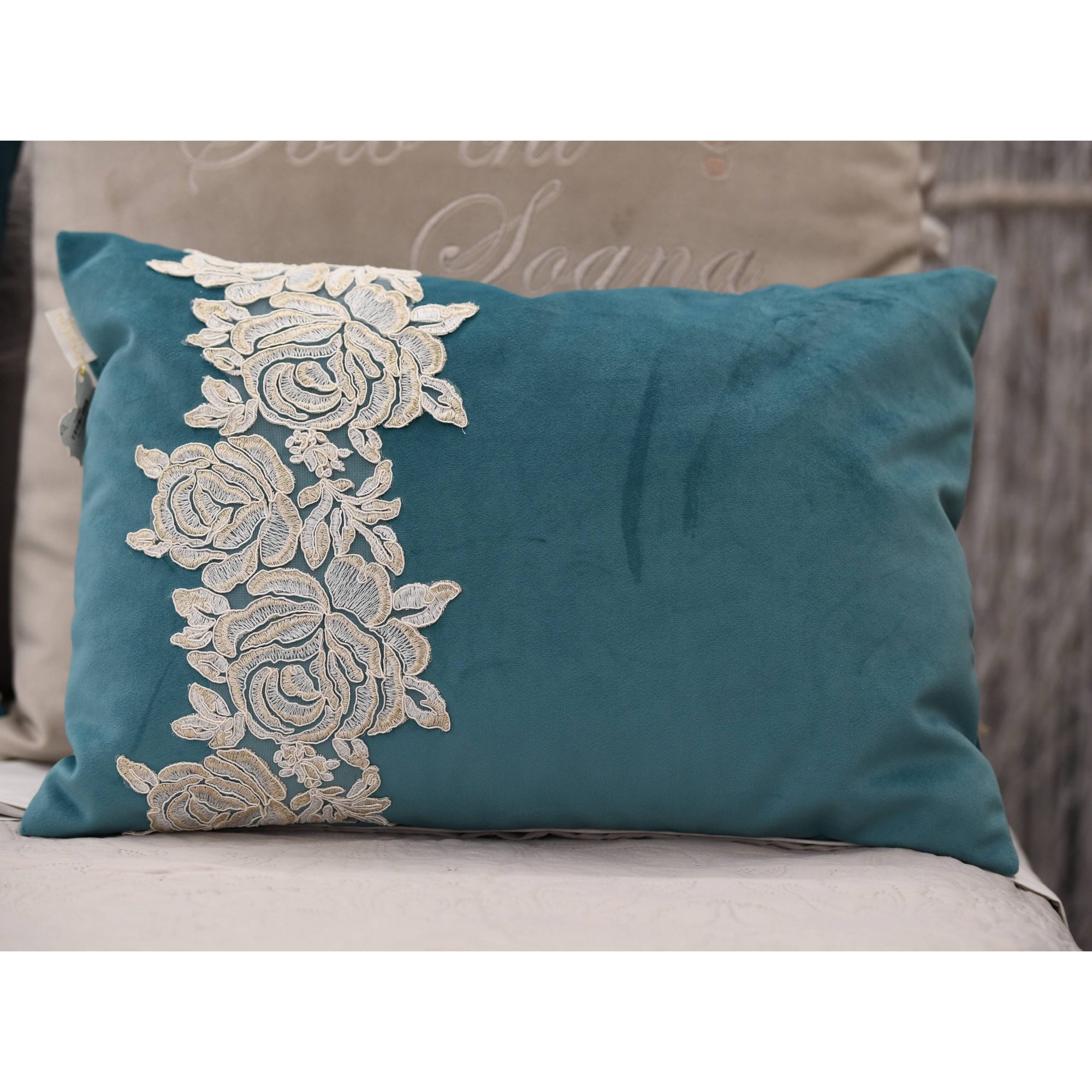 Cuscino in velluto con pizzo, colore ottanio, 50x35 cm. Fiori di Lena