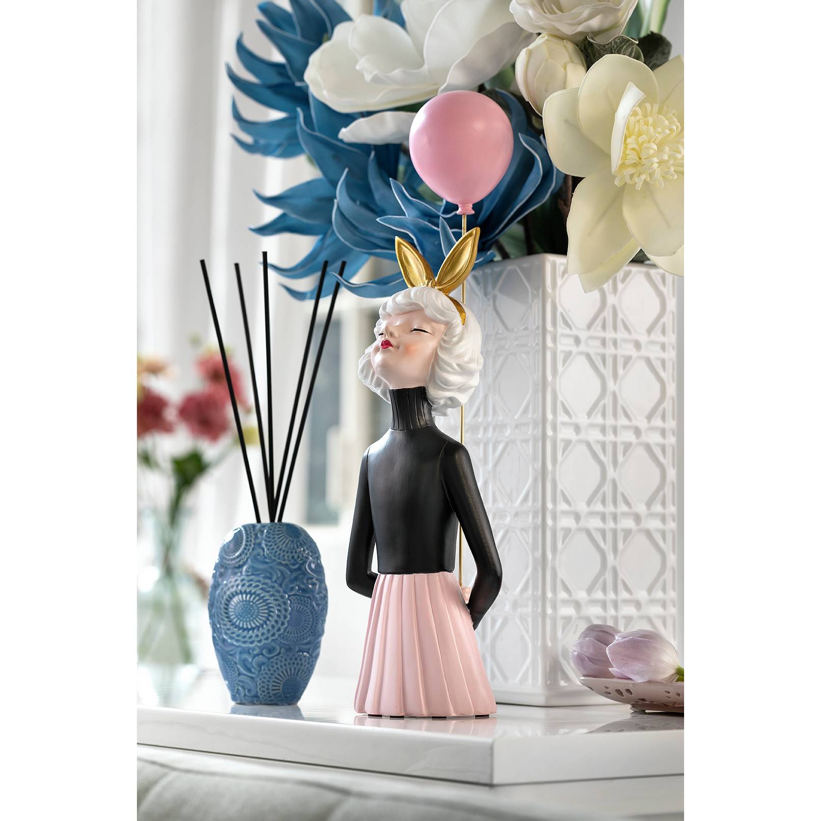 Scultura in resina, Linea &quot;Majorette&quot; Desiree. Henriette