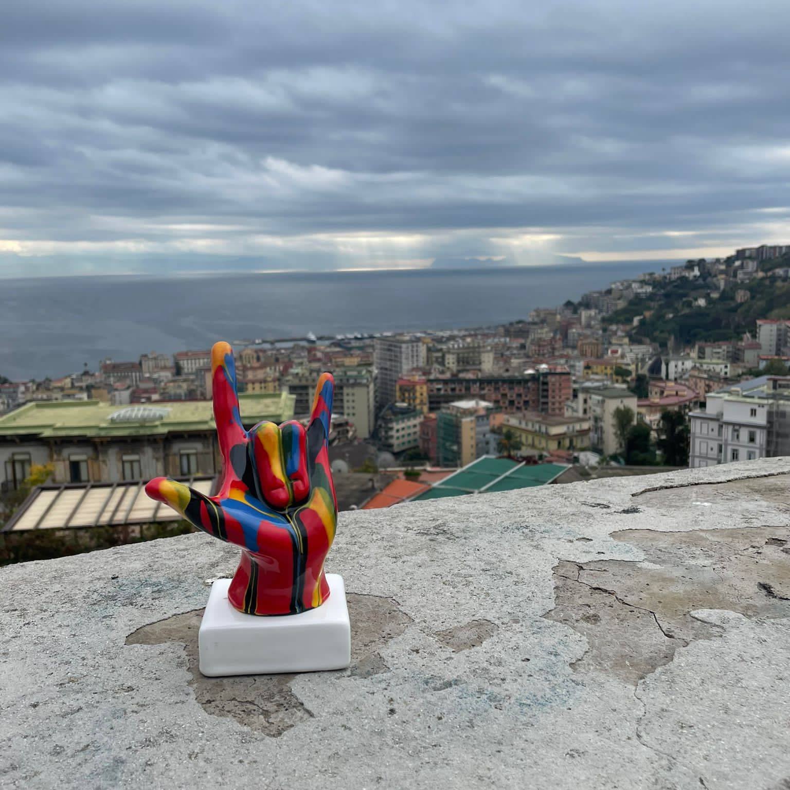 Statua mano "Tiamo rock" decoro imbratto, in porcellana lucida. Amage