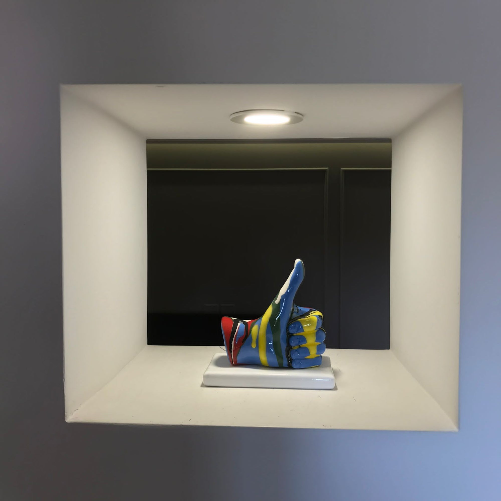 Statua mano "Mi piace" decoro imbratto, base blu, in porcellana lucida. Amage