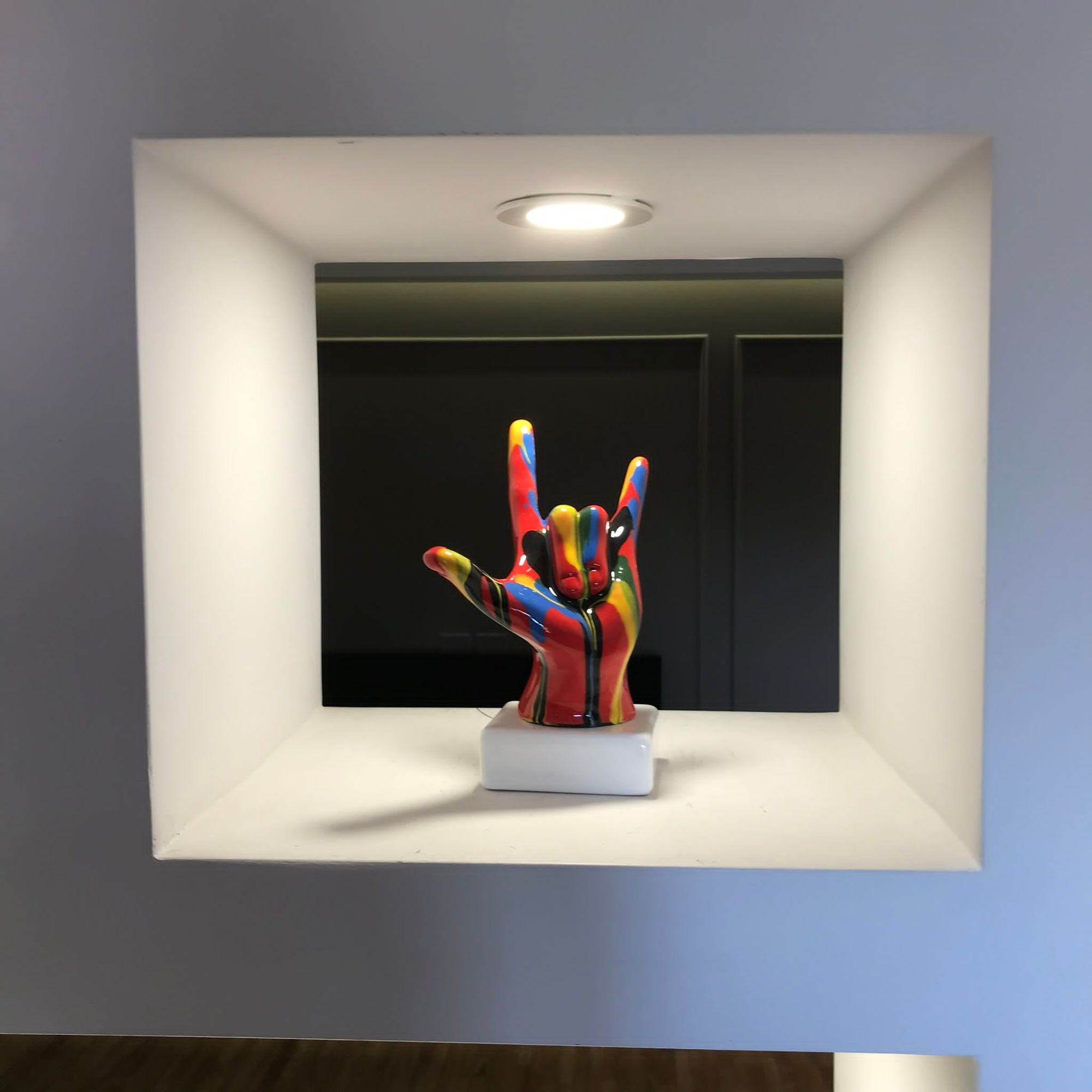 Statua mano "Tiamo rock" decoro imbratto, in porcellana lucida. Amage