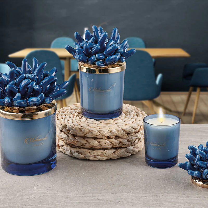 Candela media con tappo Anemone di mare, colore blu, in porcellana Capodimonte. Melaverde