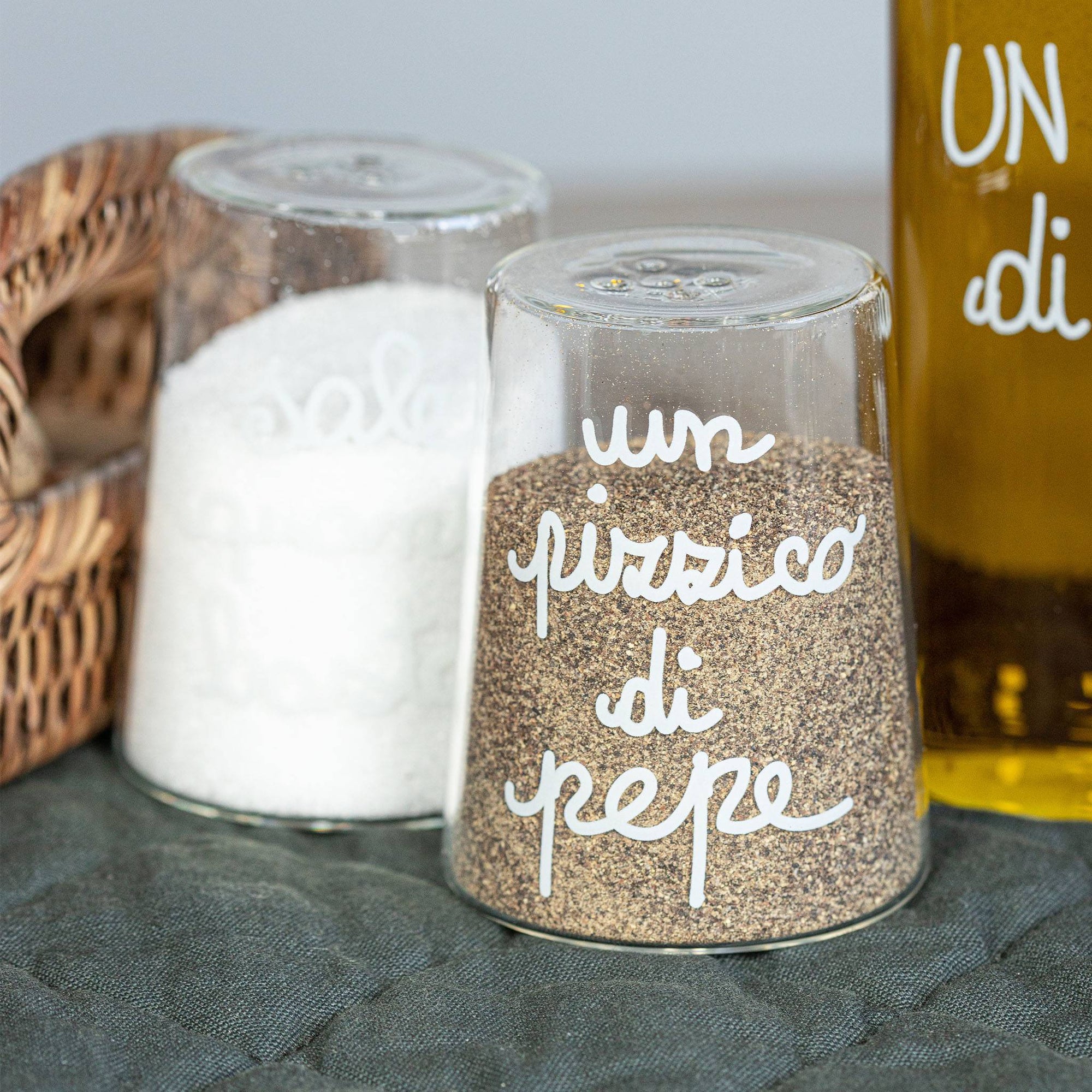 Set sale e pepe in vetro borosilicato decoro &quot;Sale quanto basta&quot; e &quot;Un pizzico di Pepe&quot; trasparente con scritta in bianco. Simple day