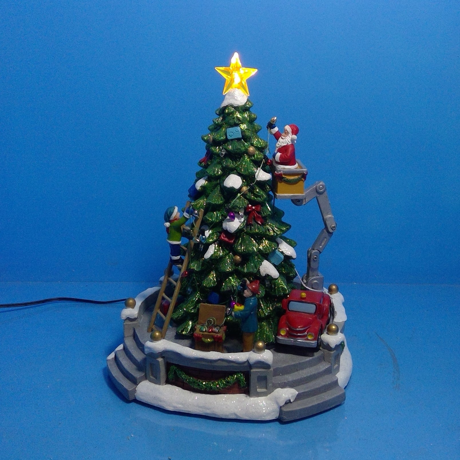 Paesaggio in movimento albero di Natale con Babbo natale in gru. Timstor