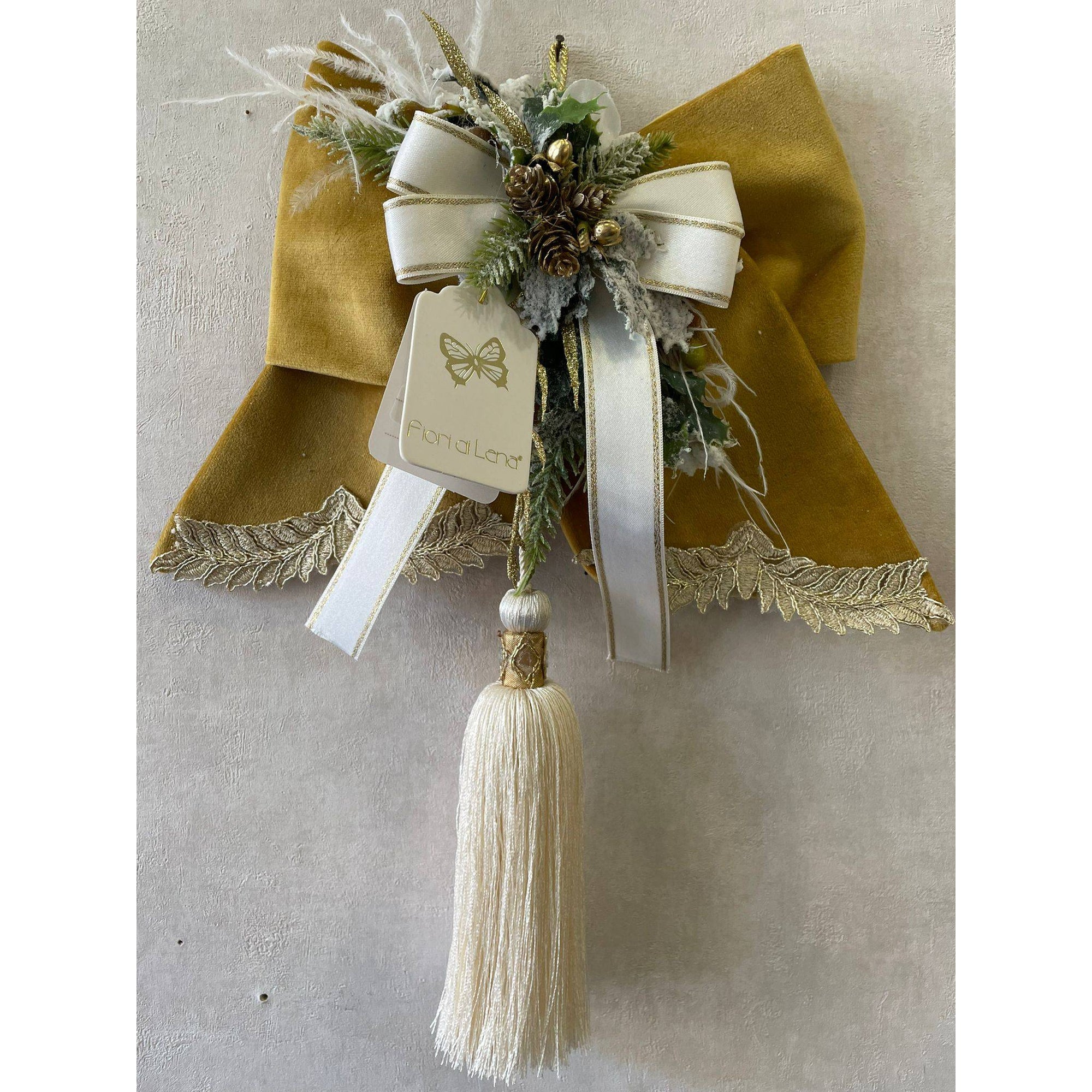 Fiocco Velluto oro, con decoro natalizio, peonia, piume e nappa. FIORI DI LENA