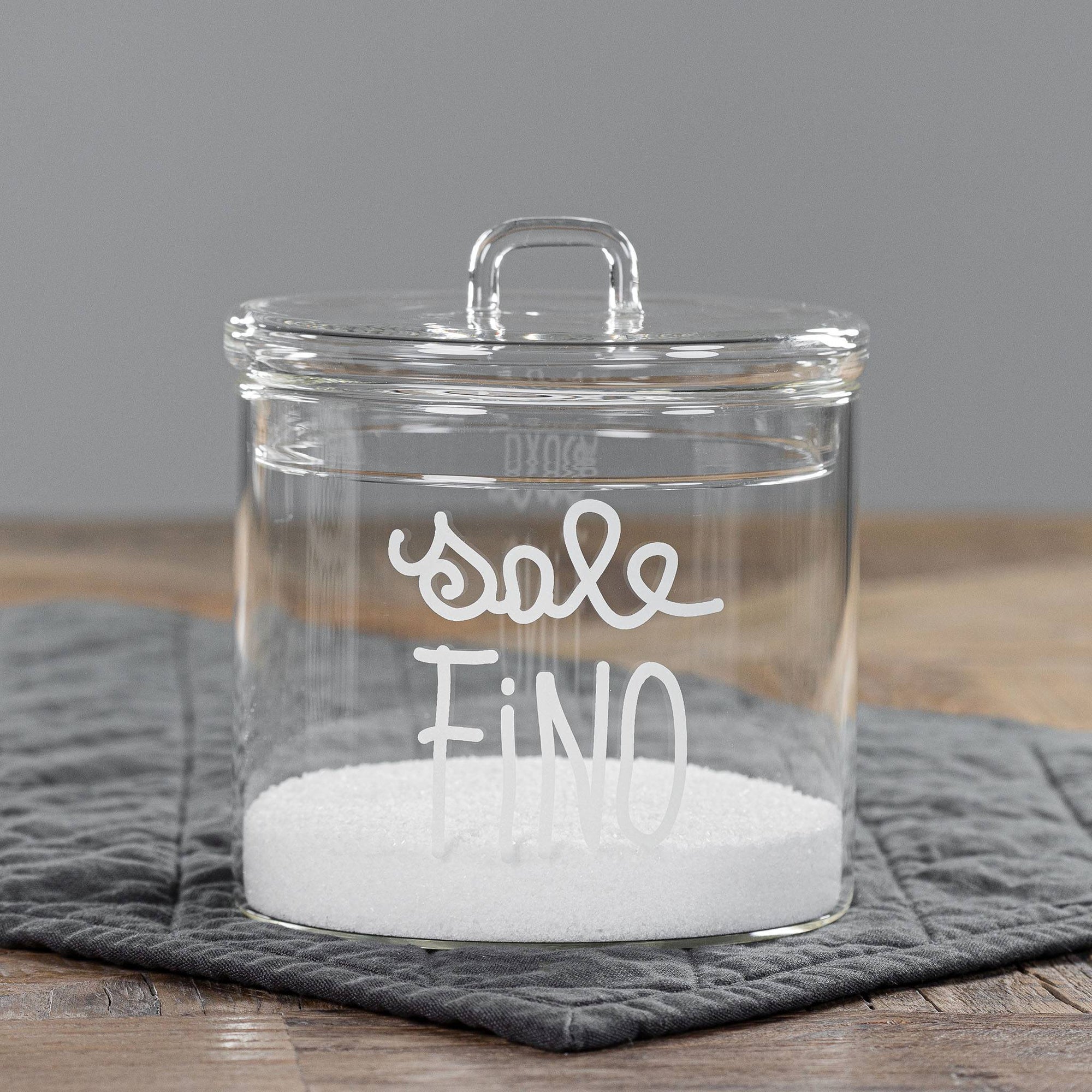 Barattolo in vetro borosilicato decoro "Sale fino" trasparente con scritta in corsivo bianco. Simple day