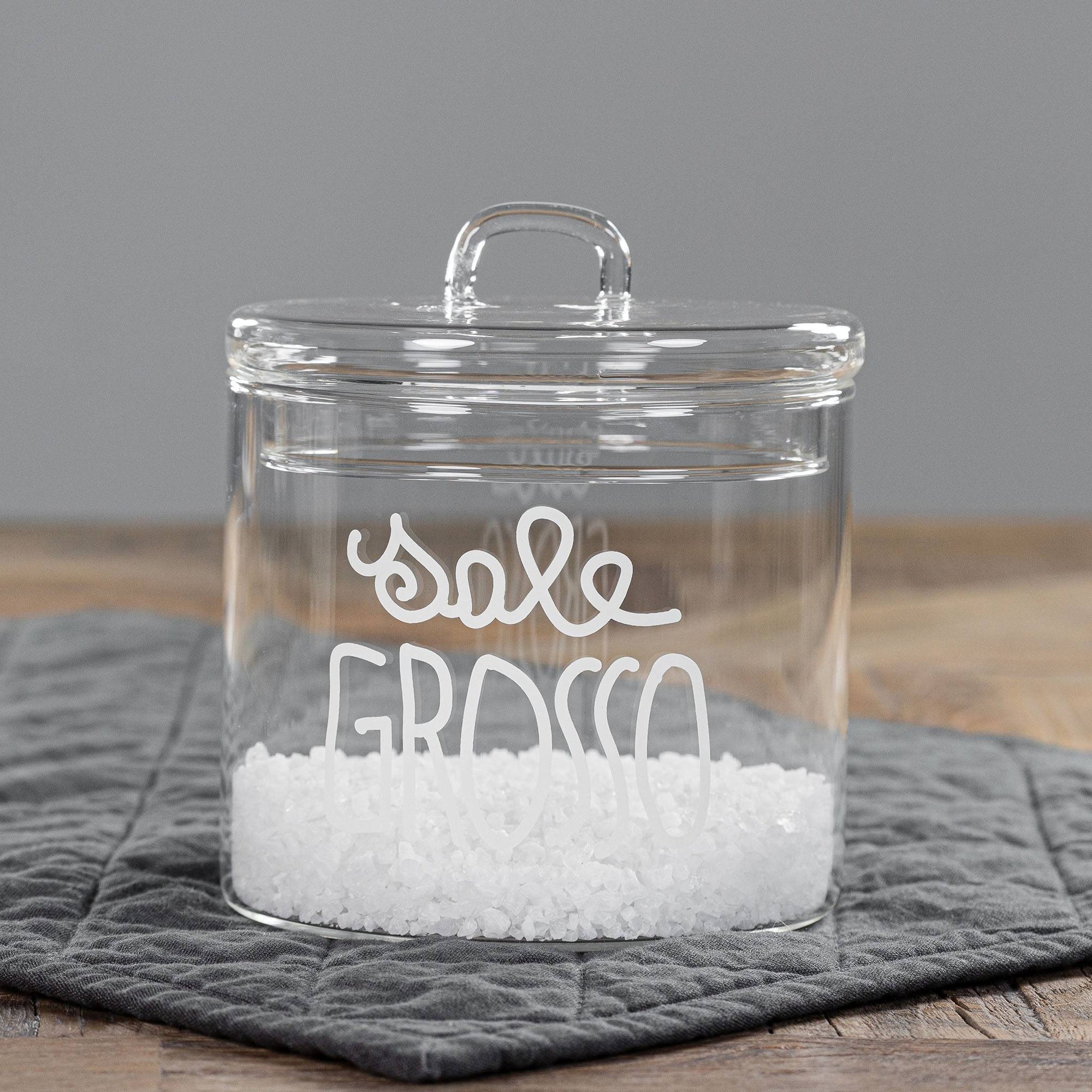 Barattolo in vetro borosilicato decoro "Sale grosso" trasparente con scritta in corsivo bianco. Simple day
