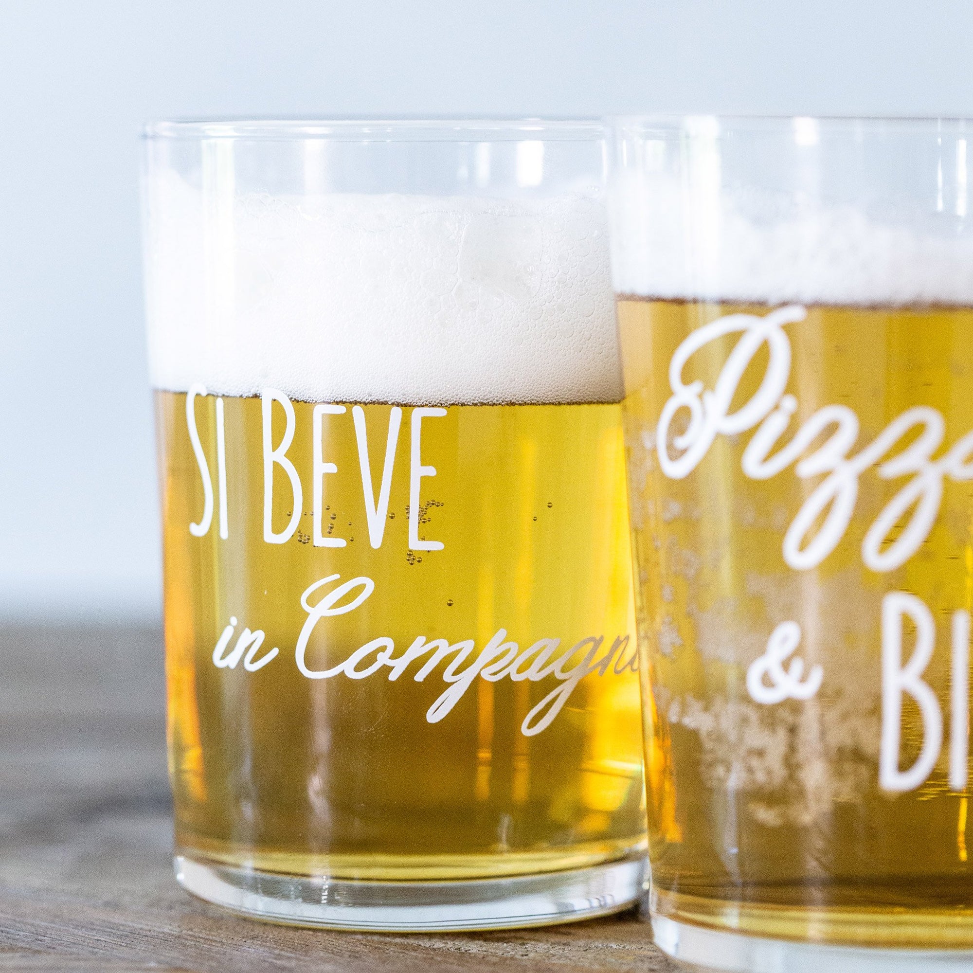 Set 6 bicchieri birra decoro "Si beve in compagnia", trasparente con scritta in bianco. Simple day