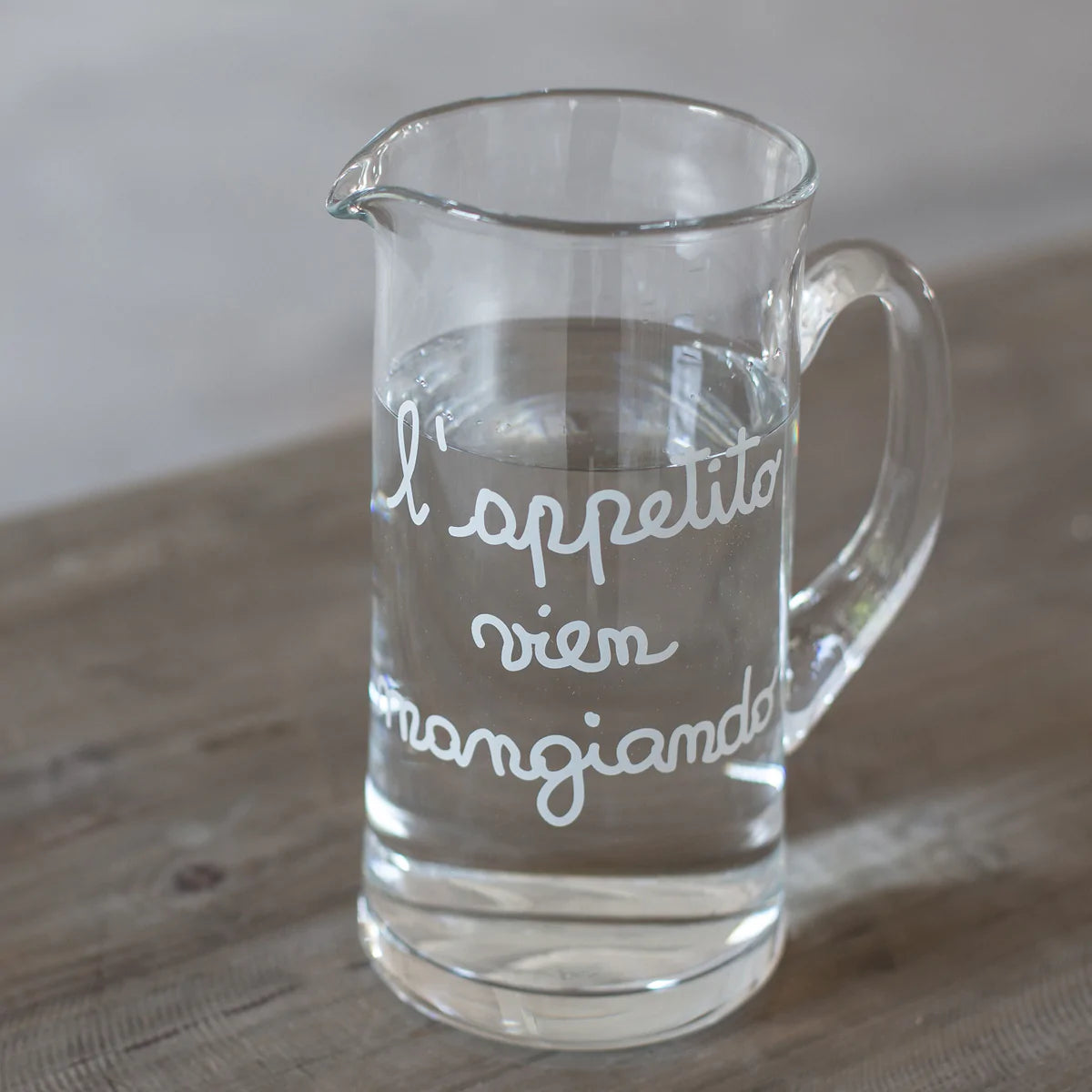 Brocca in vetro decoro "L'appetito vien mangiando" 1,2lt., trasparente con scritta in bianco. Simple day