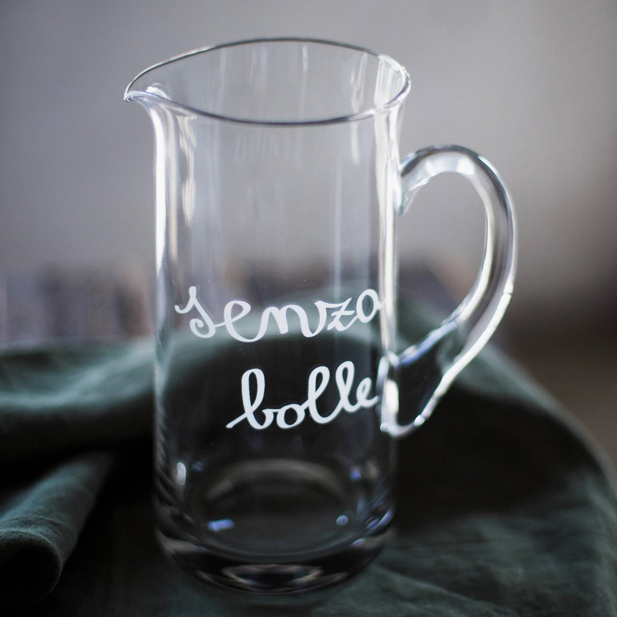 Brocca in vetro decoro "Senza bolle" 1,2lt., trasparente con scritta in bianco. Simple day