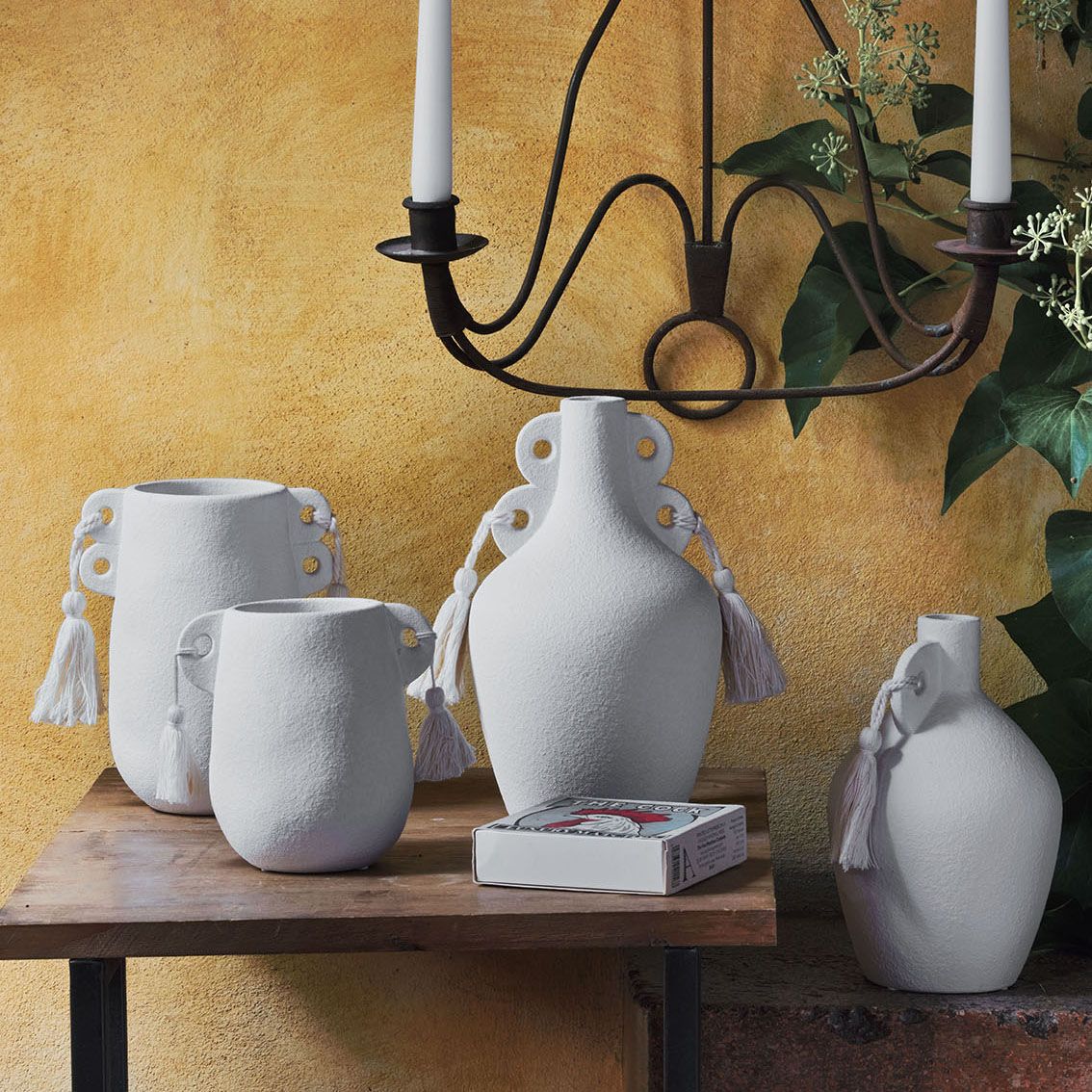 Vaso bianco, con nappe e 2 manici, H 14 Cm. Linea Pottery. Tognana