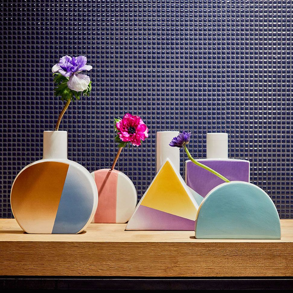 Vaso bottiglia triangolo, Linea Pastel, in ceramica multicolor, H. 23 cm. Tognana