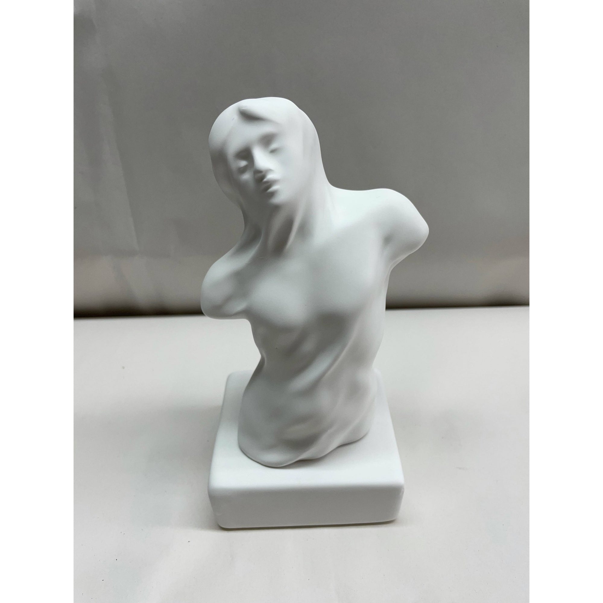 Statua "Coraggio" colore bianco, in porcellana opaca. Amage