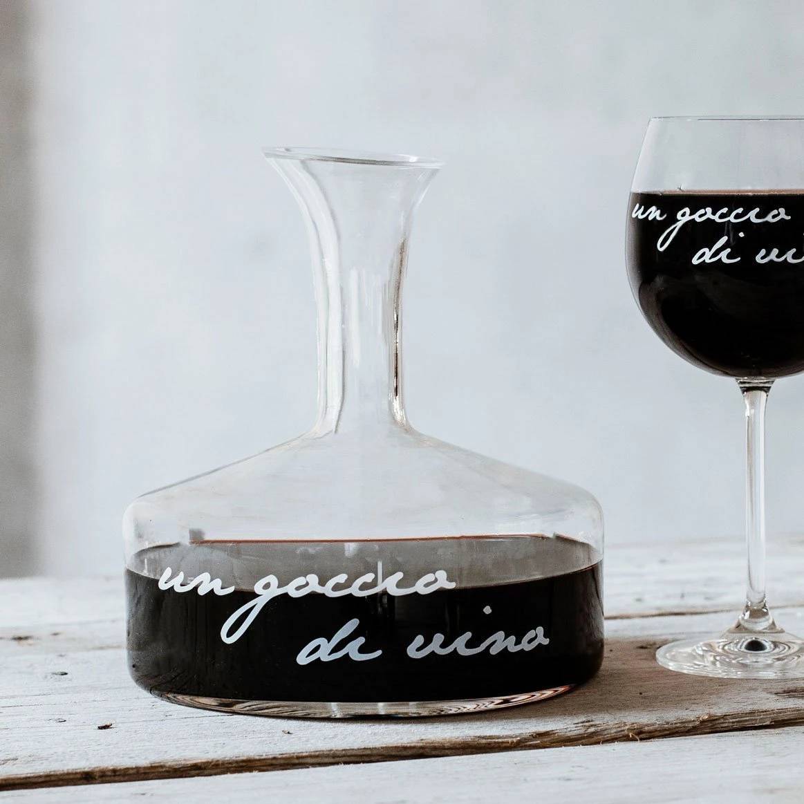 Decanter in vetro decoro "Un goccio di vino" 1,2lt., trasparente con scritta in bianco. Simple day