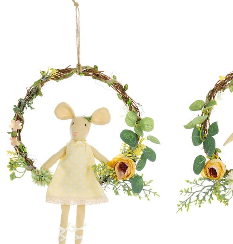 Ghirlanda da appendere con coniglietto con vestito a cuori e fiori gialli. Blanc Mariclò