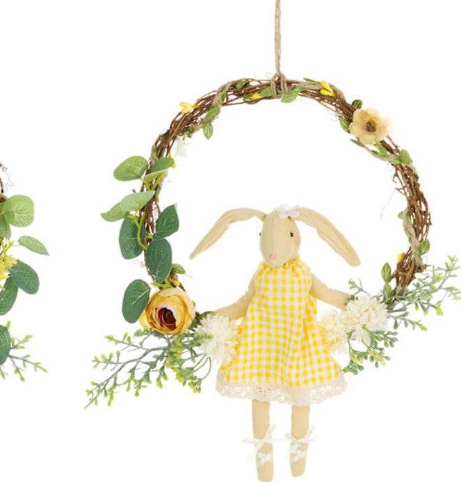 Ghirlanda da appendere con coniglietto con vestito a quadri e fiori gialli. Blanc Mariclò
