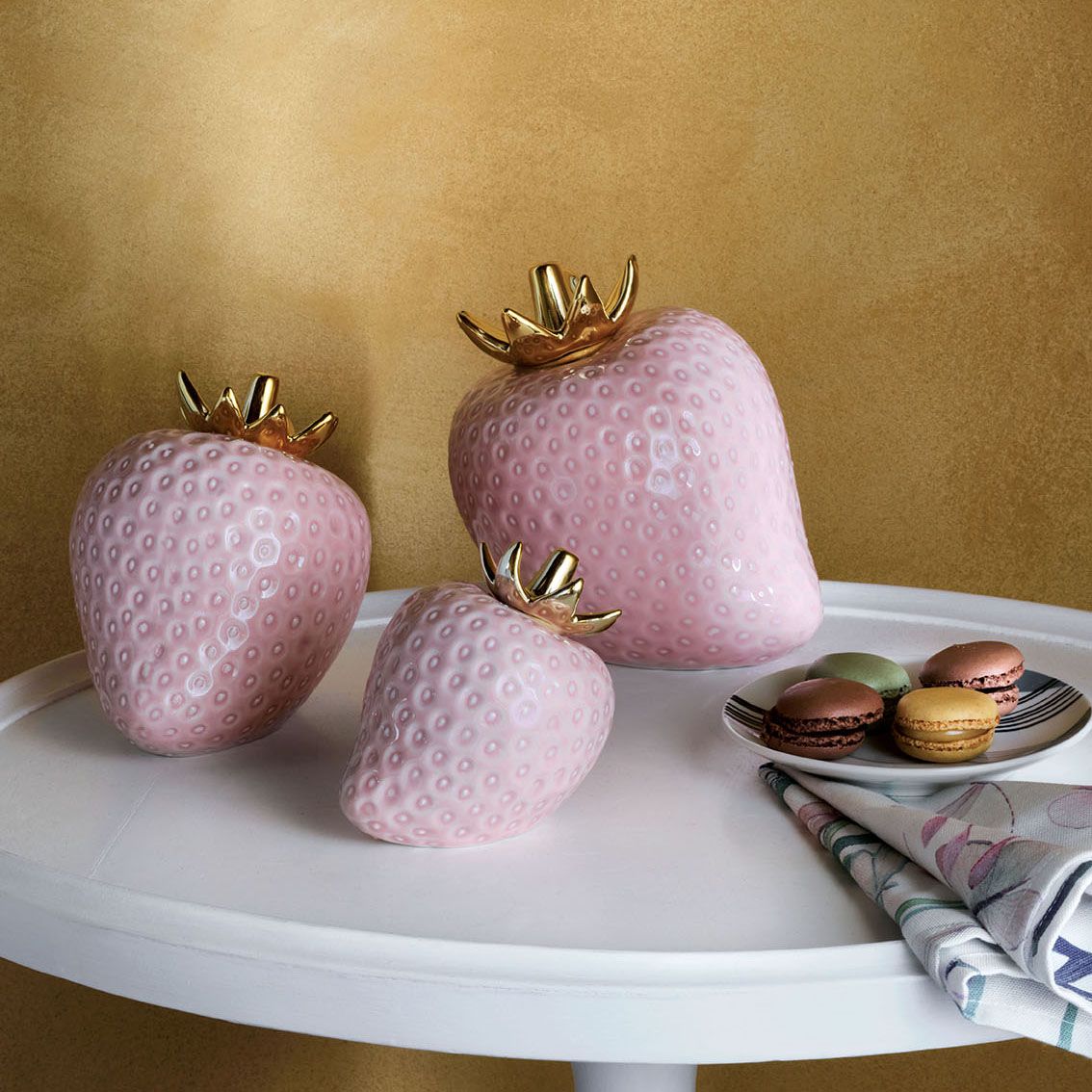 Fragola piccola, Linea strawberry kiss, colore rosa/oro, H. 10 cm. Tognana porcellane
