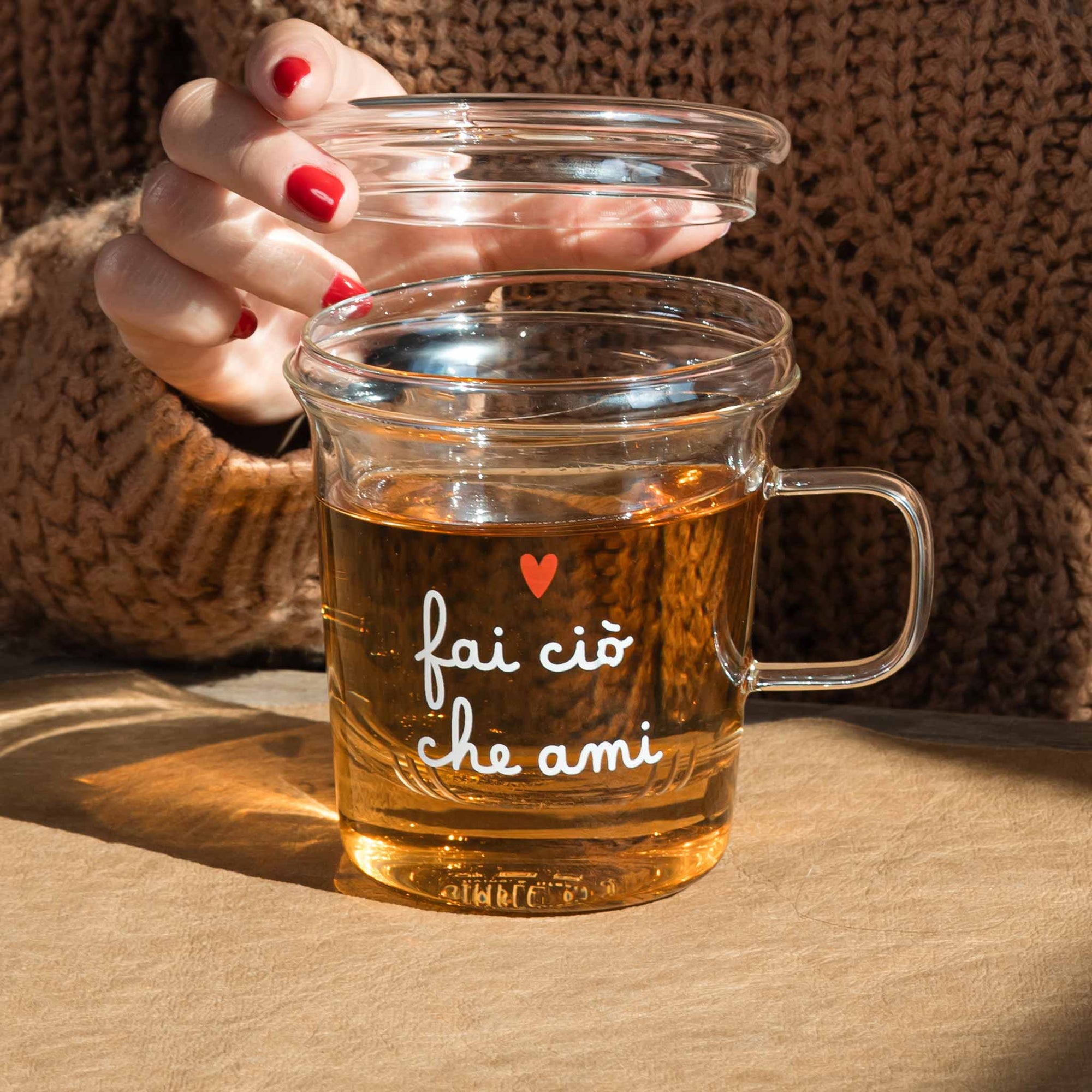 Mug con infusore decoro "Fai ciò che ami", trasparente con scritta bianca e cuore rosso. Simple day