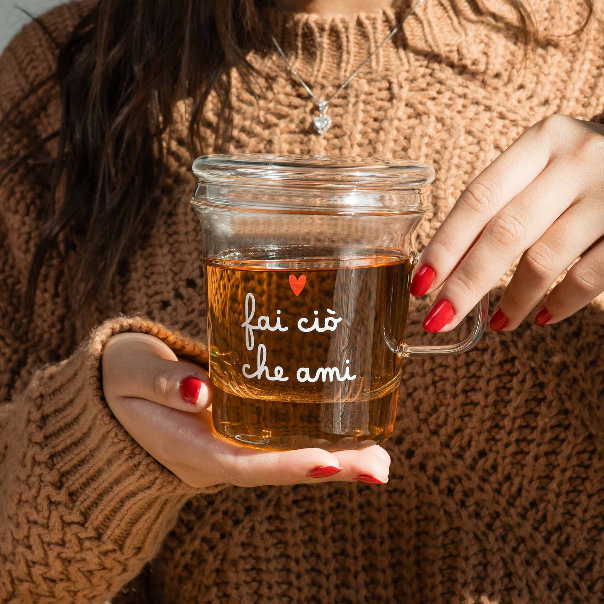 Mug con infusore decoro "Fai ciò che ami", trasparente con scritta bianca e cuore rosso. Simple day
