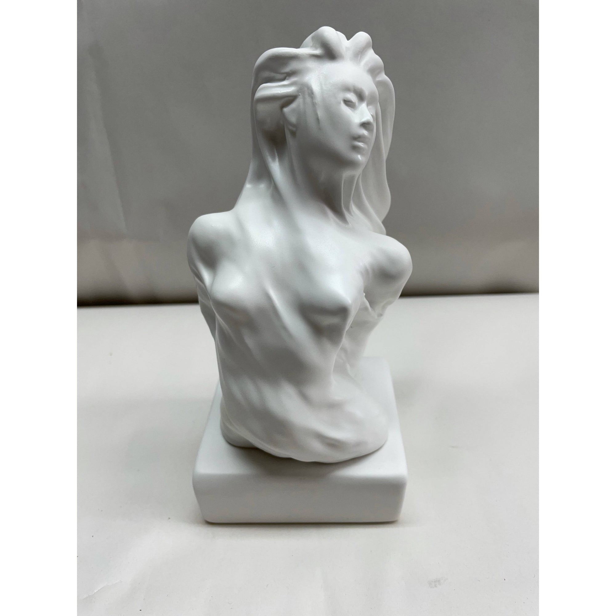 Statua "Perseveranza" colore bianco, in porcellana opaca. Amage