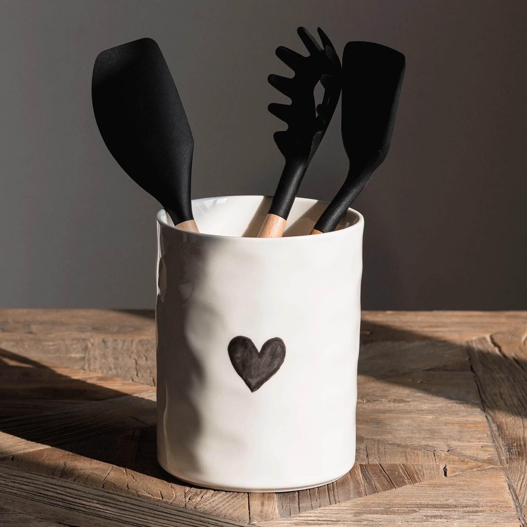 Portamestoli e posate bianco con cuore grigio. Simple day
