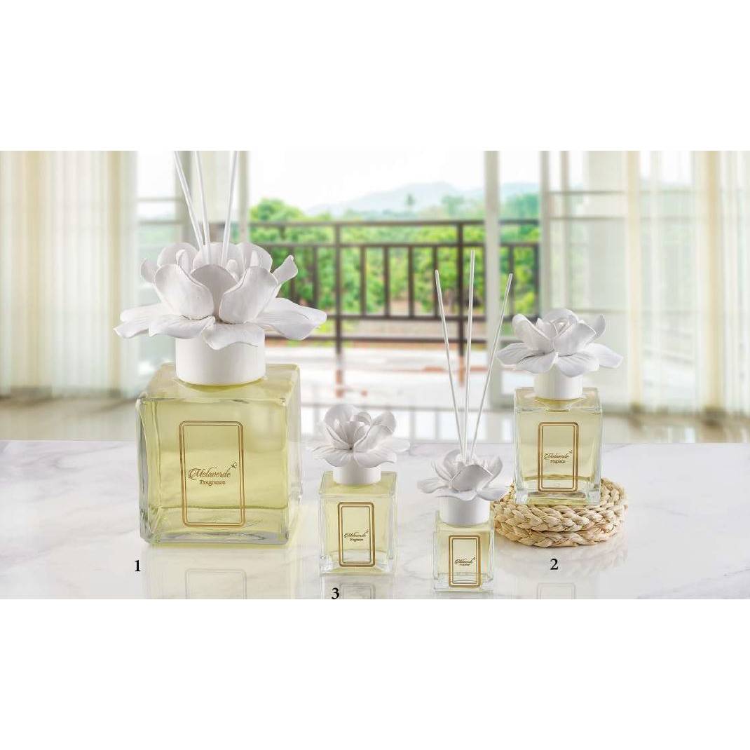 Profumatore 250 ml. con tappo fiore, colore bianco, in porcellana Capodimonte. Melaverde