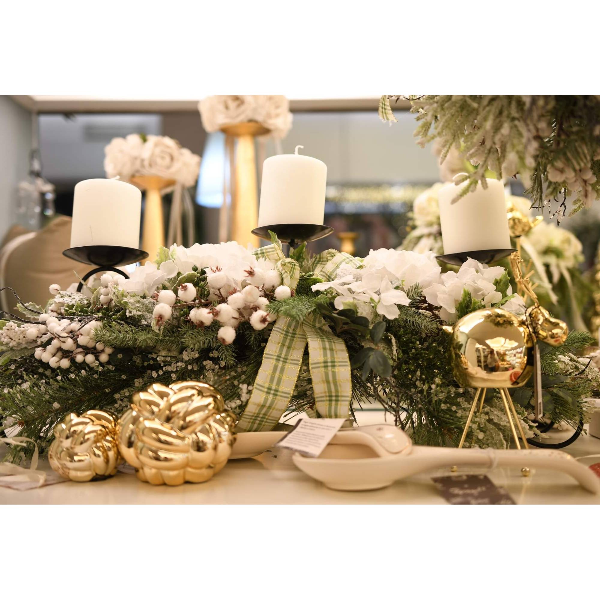 Centrotavola ferro a 3 fiamme con decoro natalizio, peonie, bacche, pino. Fiori Di Lena