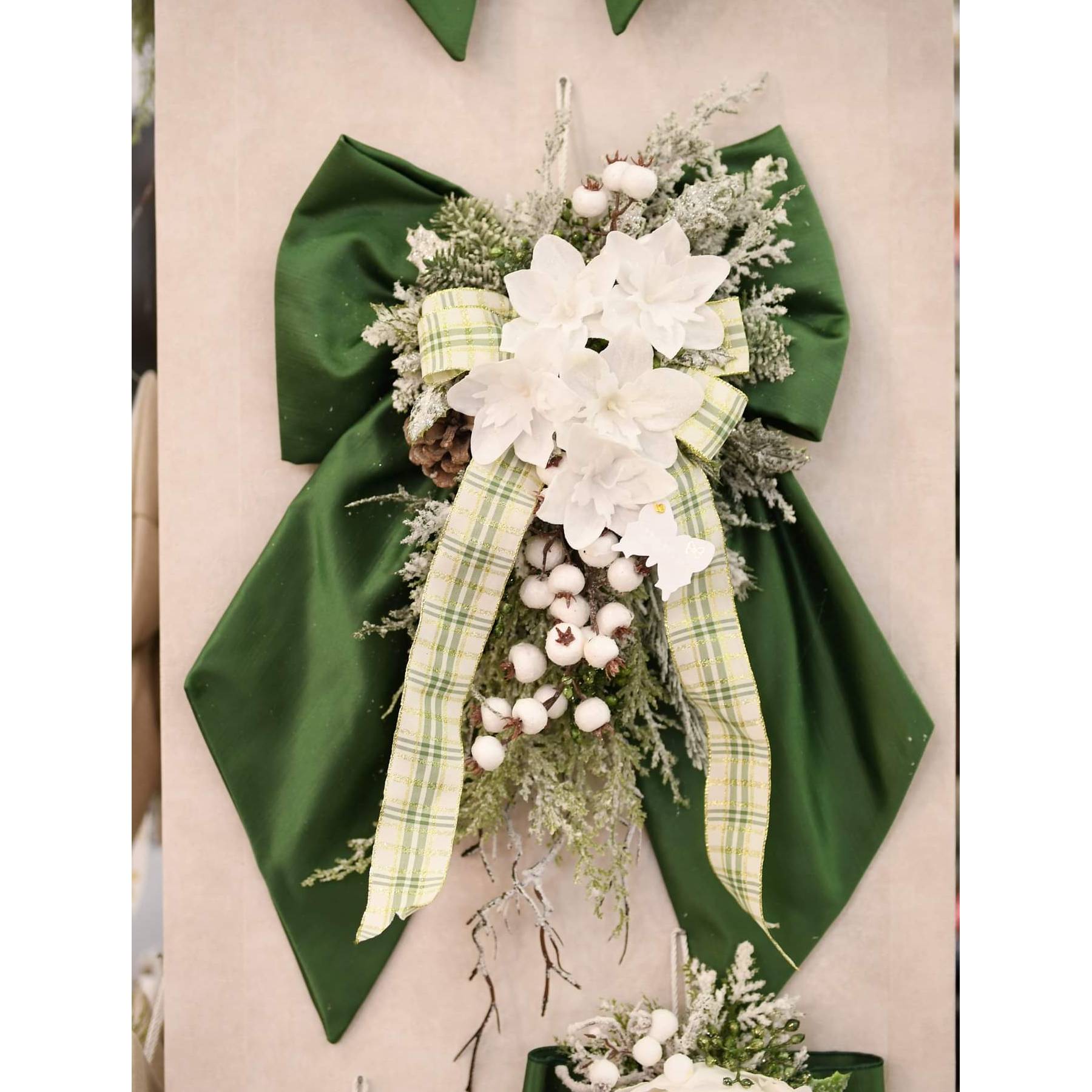 Fiocco in raso seta verde con peonia natalizia lilium bacche e decori natalizi. Fiori di Lena