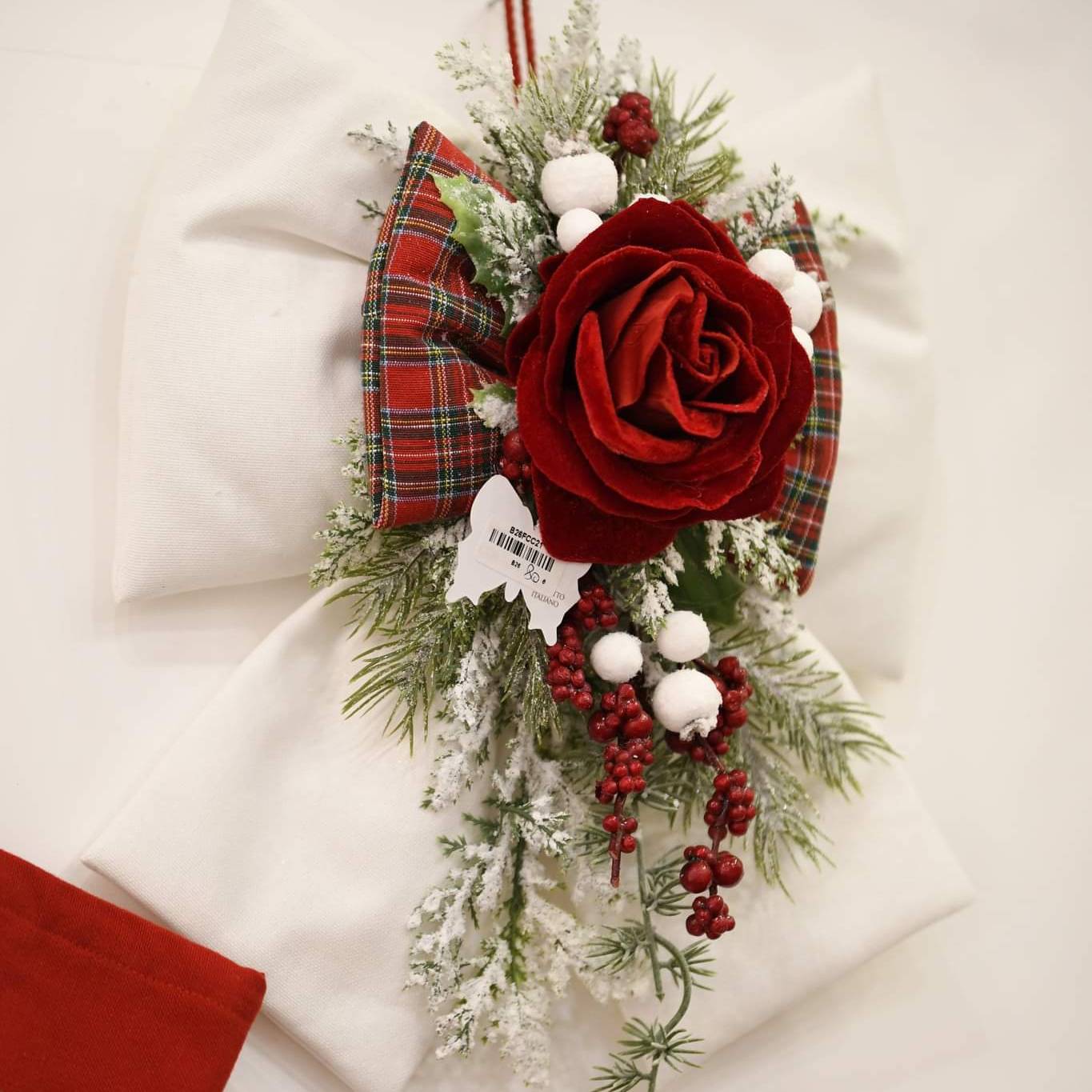 Fiocco doppio bianco e tartan imbottito con rosa rossa in velluto e decori natalizi. Fiori di Lena