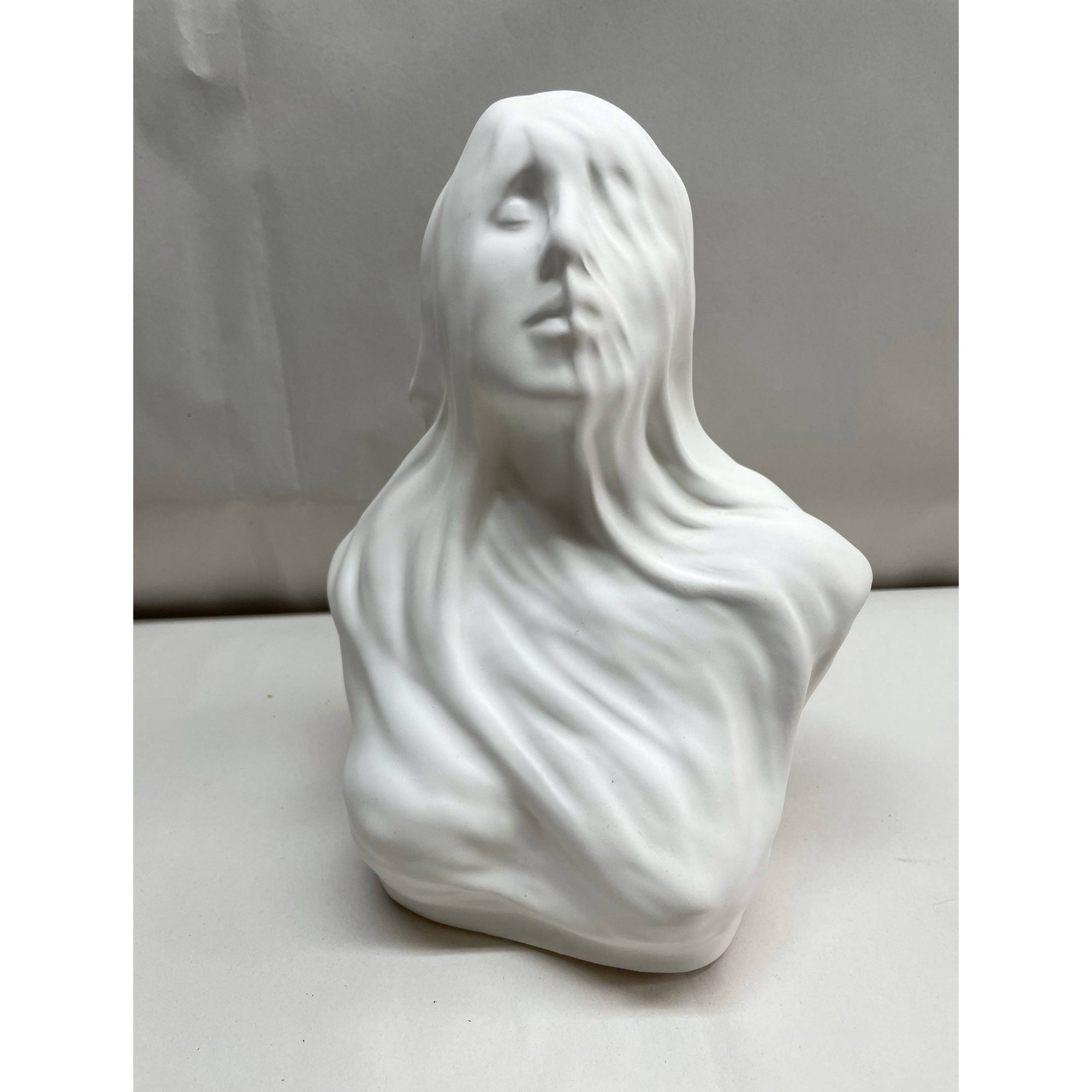 Statua "Resilienza" colore bianco opaco, in porcellana, misura media. Amage