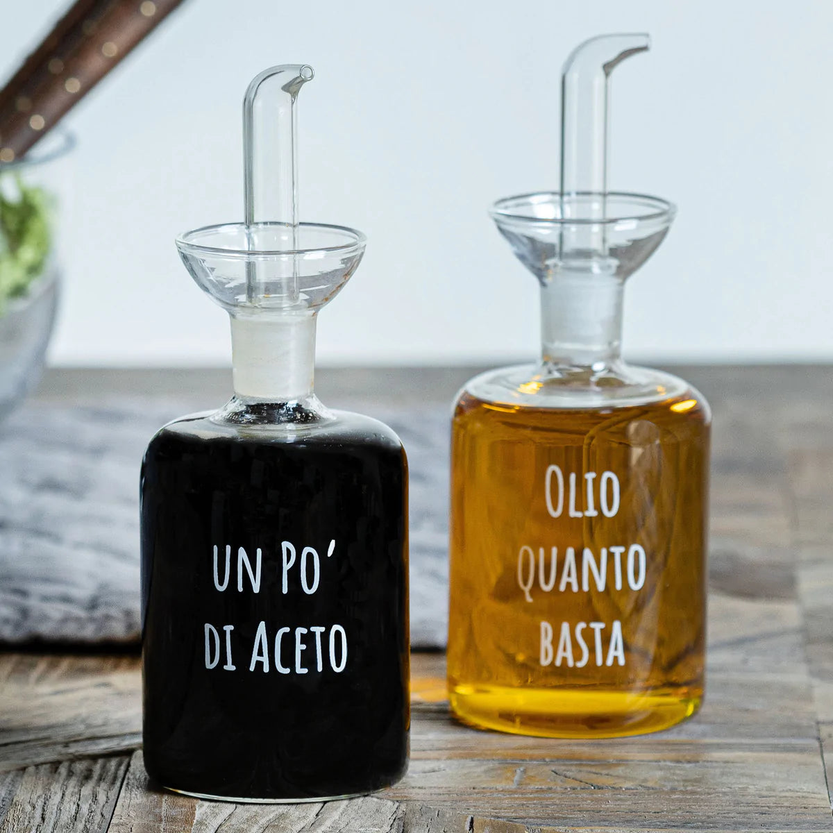 Set 2 bottiglie decoro "Olio quanto basta" e "Un po' di aceto". Simple day