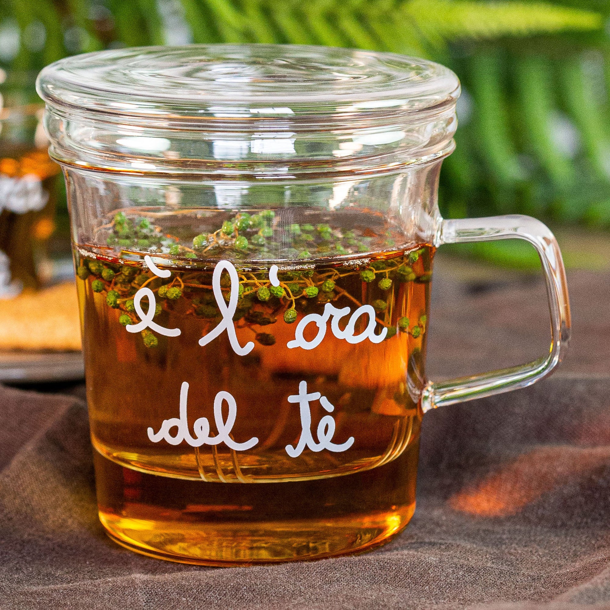 Mug con infusore decoro &quot;L&#39;ora del tè&quot;, trasparente con scritta bianca. Simple day