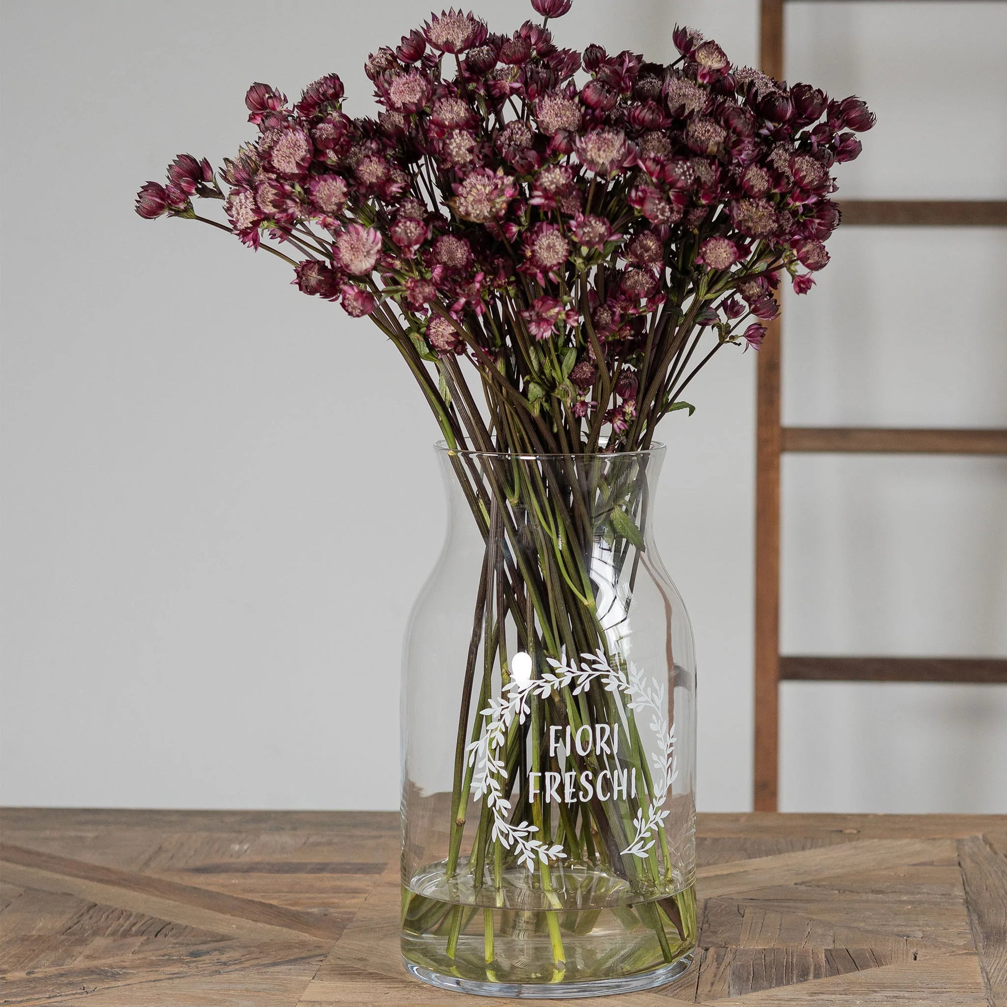 Vaso portafiori in vetro decoro "Fiori freschi", trasparente con scritta in bianco. Simple day