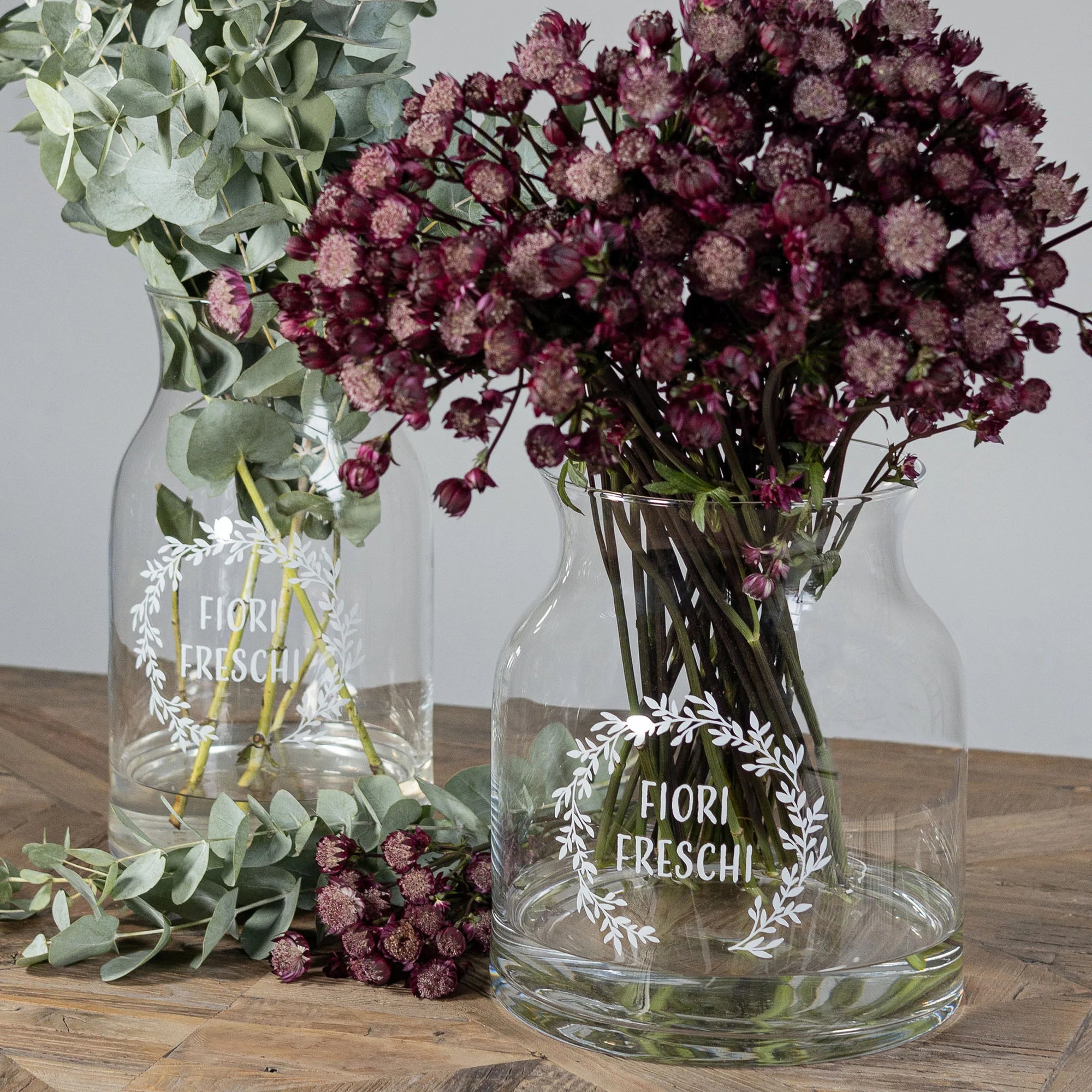 Vaso portafiori in vetro decoro "Fiori freschi", trasparente con scritta in bianco. Simple day